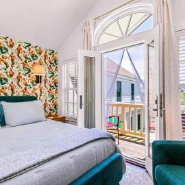 Tiny House Living + Parking | Near West End Beach, hotel in Provincetown