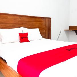 RedDoorz Plus Syariah at Umyas Hotel near Terminal Anjuk Ladang Nganjuk, hotel sa Nganjuk