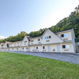The Falls Motel - 2 Mi to " Watkins Glen State Park, Wineries " and 4 Mi to Watkins Glen International Track " The Glen ", hotell sihtkohas Watkins Glen