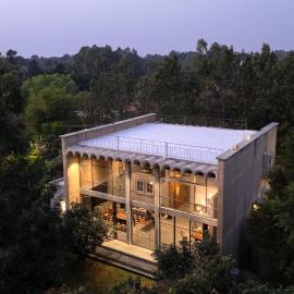 StayVista at Matchbox with Pet-Friendly, BBQ & Lawn, hotel in Hosūr