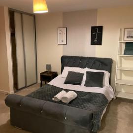 3 Bedroom House Sleeps 7 - Pets Ok - Free Parking, Hotel in Ashford