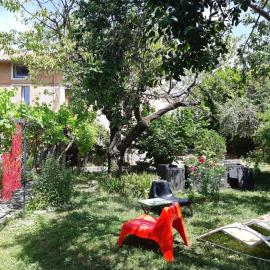 Beautiful apartment in Provençal residence with garden and WiFi, hotel in Digne-les-Bains
