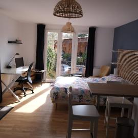 Beau studio calme, indépendant avec terrasse, hotel v destinácii Pessac