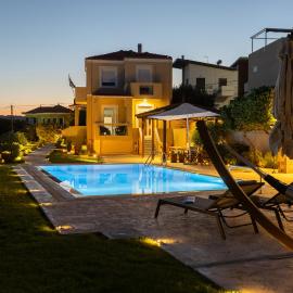 Chios Seafront Luxury Villa with Pool、Chiosのホテル