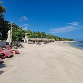 2-Bedroom Beach Apartment 50m from the Sea and Pool