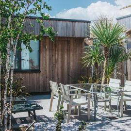 Coastal Courtyard with Hot Tub, Greatstone, hotel a Greatstone