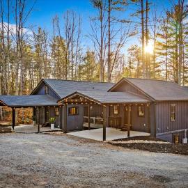 Backwoods Getaway Cozy Villa for 12 with Hot Tub Game Room, Hotel in Mills River