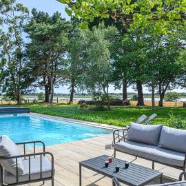 VILLA CALYPSO - Longère avec piscine vue mer, hotel Noyalo városában