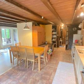 Cozy loghouse with sauna near a great sandy beach – hotel w mieście Sõitme