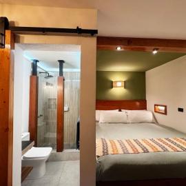 Private Room With Jacuzzi, Pool, and Sauna., hotel v destinácii San Lucas Tolimán