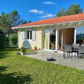Ferienhaus mit Bergblick & sonniger Terrasse im Feriendorf Reichenbach - G26b, хотел в Неселванг
