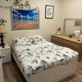 Private Hot Tub Retreat, Walk to Caesars, Waterfront & Downtown!, hotel in Windsor