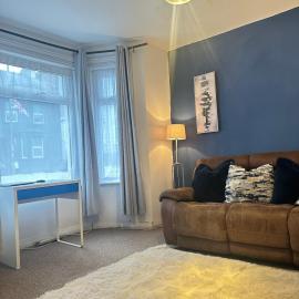 Aldershot Spacious 3-Bedroom House with Fast Wi-Fi & Free Parking, hotel di Aldershot