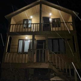 Cottage SUNNY, hotell sihtkohas Itʼkhvisi