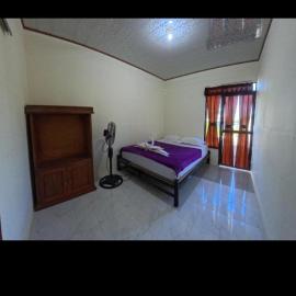 Lumera House, hotel in Pawenang