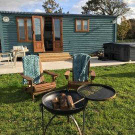 Ty Beti at Gorlan yr Efail Shepherds Hut with Private Hot Tub, hotel u gradu 'Holyhead'