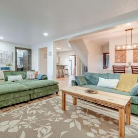 Amish Country Escape: Decatur Family Farmhouse, hotel in Decatur