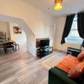 Homey Grimsby Sleeps 7 with Free Parking