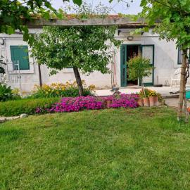 a casa di nonna Tarsilla-entire apartment,5 guests, hotell i Correzzola
