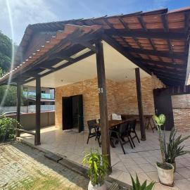 Casa Inteira a 100 m da Praia da Enseada em São Francisco do Sul com 2 Quartos para 6 Hóspedes Ar-Condicionado WiFi e Estacionamento, hotel in São Francisco do Sul