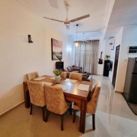 Serenity Villa SeaFront Apartment Bambalapitiya, hotel em Nikawatawana