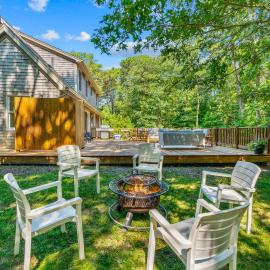 Vineyard Haven Family Beach Fire Pit & Garden View, hotel in Vineyard Haven