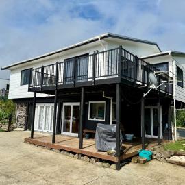Comfy Raglan Base - Walk to Beach and Village - Roberts St - Family Home Upstairs