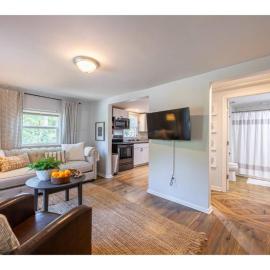 Downtown Bungalow < Less than 1,5 Miles to UGA! home, hotel a Athens