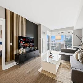 Modern City Condo with Parking Walk to CN Tower