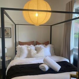 Elegant 3br Haven with Character & Charm, hotel din Yarram