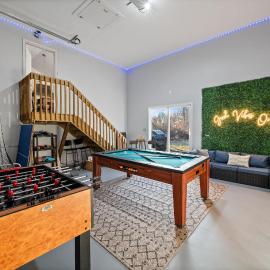 Lake Geneva Family House Pool Table Fireplace and Sleeps 10, hotel in Lake Geneva