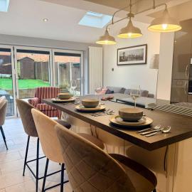 Beautiful 2-Bed Solihull Stay Comfort for up to 5