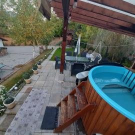 Cabana Smarald Colibita cu ciubar si spatiu de joaca, hotel in Colibiţa
