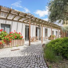 Charming design house in Montijo with garden - 41, hótel í Montijo