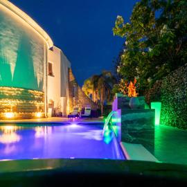 Pink Moon Private Luxury Villa Secluded Garden 5 Bedroom 4 en suite Bathrooms with Private Pool CAT 6 WiFi Close to Beach, hotel in Fontane Bianche