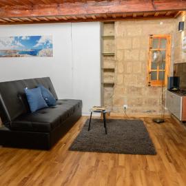 Stylish 1 bedroom Duplex apartment in Valletta city centre with parquet, hotel a La Valletta