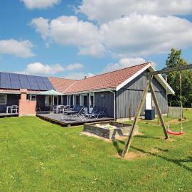 Cozy Home In Væggerløse With Sauna, hotelli kohteessa Bøtø By