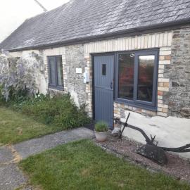 Stable Cottage, Cosy Devon Retreat for Couples or Small Families with Indoor heated Pool, Tennis Court, Direct Access to the Tarka Trail for cycling