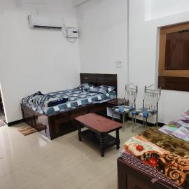 Om Hotel & Lodge, hotell i Baharāgora