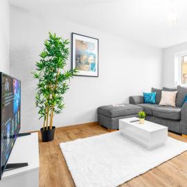 Modern 2 Bed Apartment - 2 Parking Spaces - Sleeps 3 - Netflix 1BS โรงแรมในAmblecote