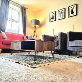 Spacious 4 Bed Family Home with Private Garden & Free Parking - Hamilton, hotel i Leicester