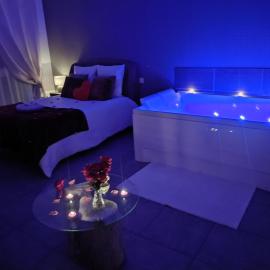 La chambre des tentations , love room avec jacuzzi, hotel en Bages
