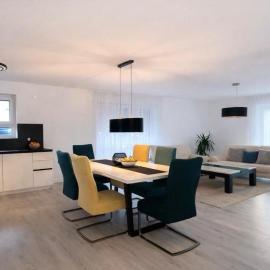 Monteurwohnung & Business Apartment mit Terrasse & Parkplatz in Reutlingen EG