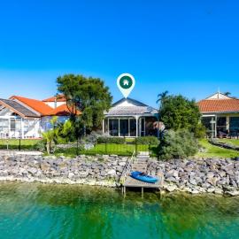 The Water House - Lakeside Serenity & Modern Comfort
