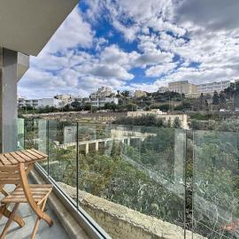 Valley View Pool Apartment in St Julians