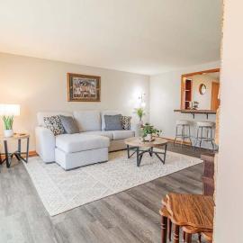 1 Block To Lambeau 3 BR Sleeps 6 Pet-Friendly