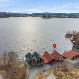 Cabin by the lake, hotel em Sveio