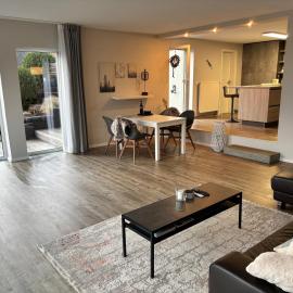 Ferienwohnung mit Terrasse und eigenem Garten in Ortsrandlage