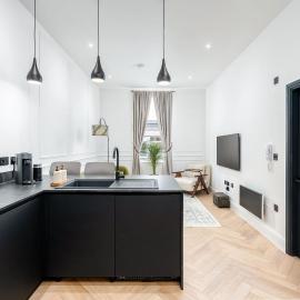 Luxury High-Ceiling Apartment Central Altrincham