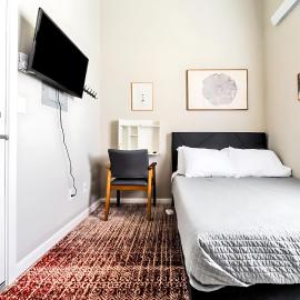 Cozy Micro Suite Unit 7 Sleeps 2 Minutes to Downtown